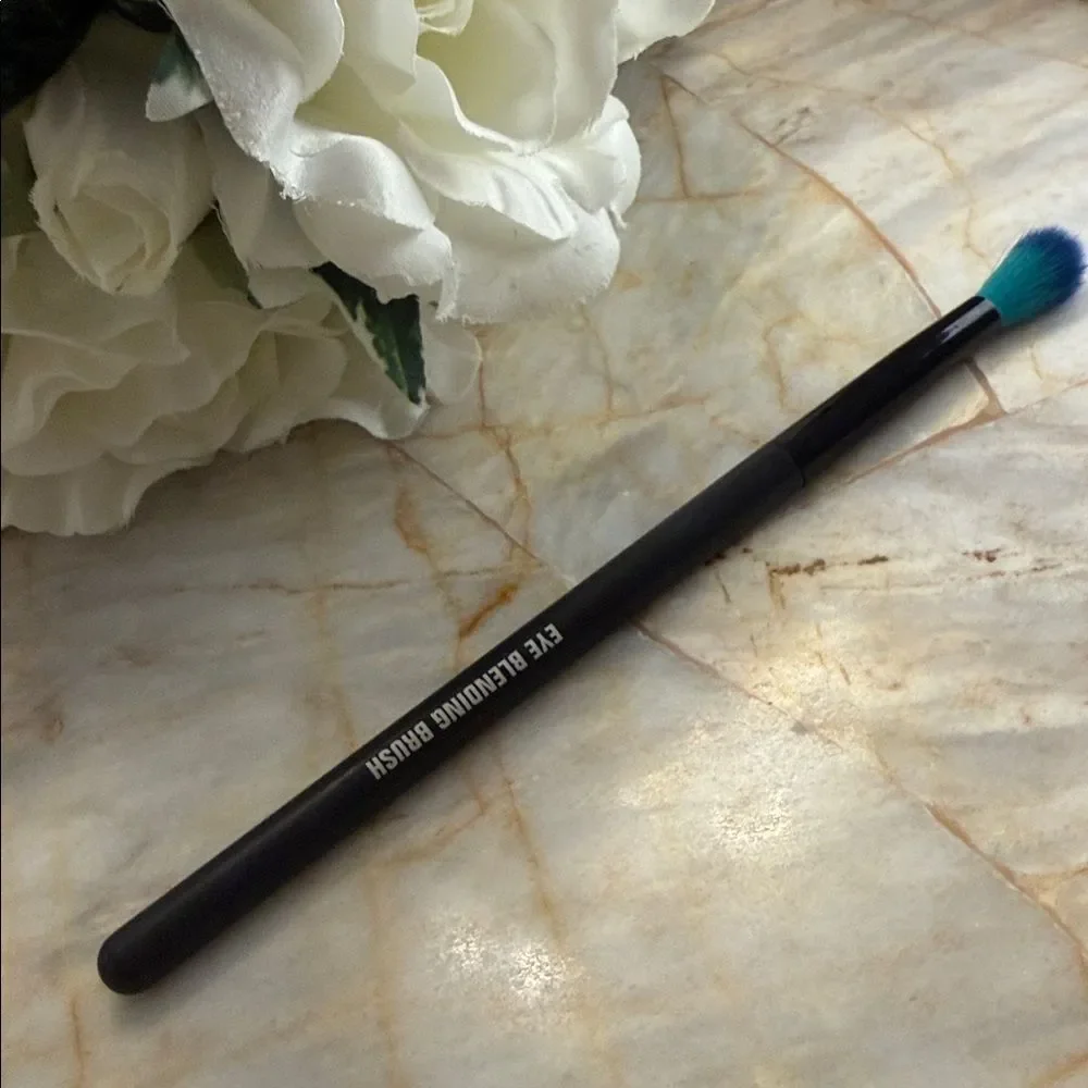 Eye Blending Brush - Black Handle with Blue Bristles